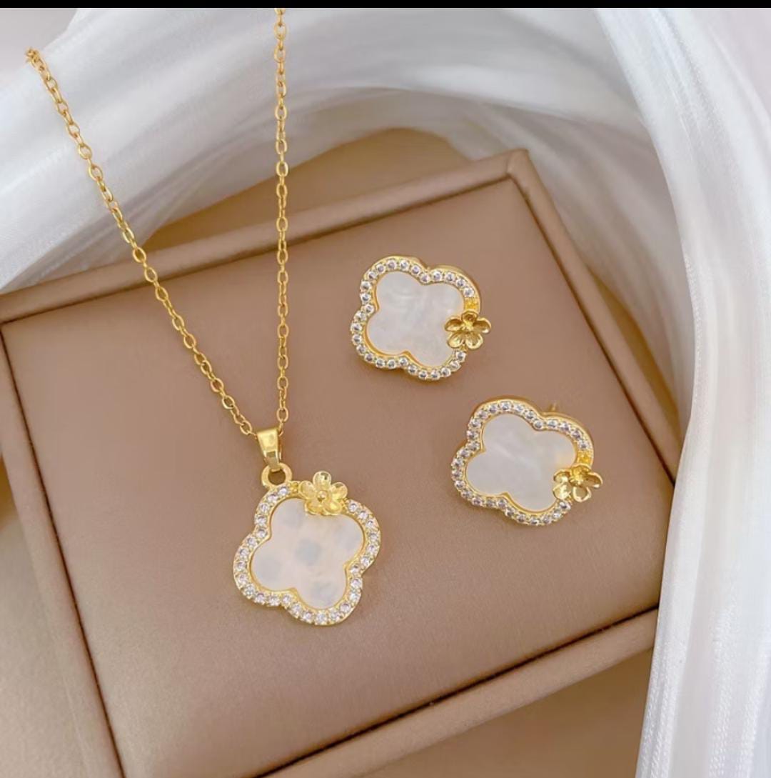 طقم فان كليف الابيض